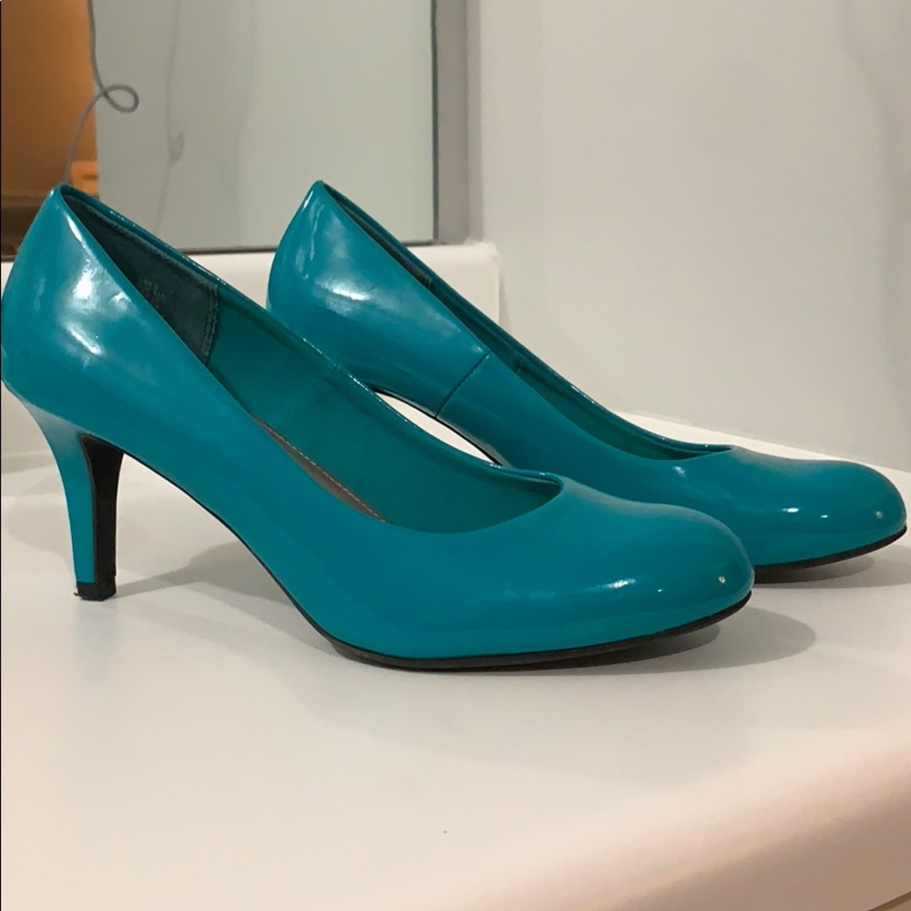 comfort plus by Predictions Teal Patent Leather Pumps
